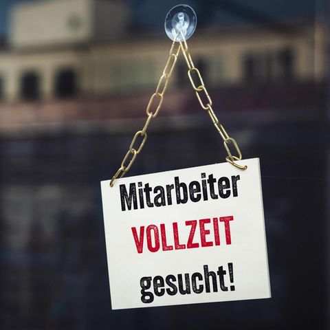 Schild mit der Aufschrift „Mitarbeiter Vollzeit gesucht"