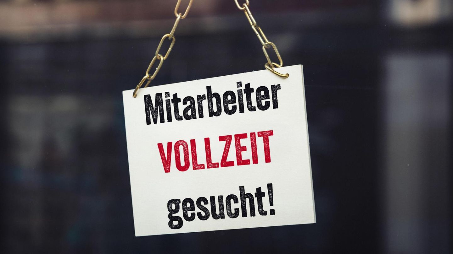 Schild mit der Aufschrift „Mitarbeiter Vollzeit gesucht"