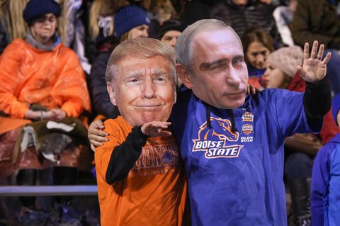 Zwei Football-Fans verkleidet als Donald Trump und Wladimir Putin.
