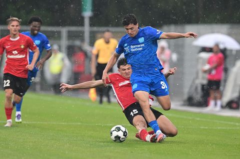 Schon in der Anfangsphase im DFB-Pokalspiel zwischen Großaspach und Leverkusen regnete es ordentlich