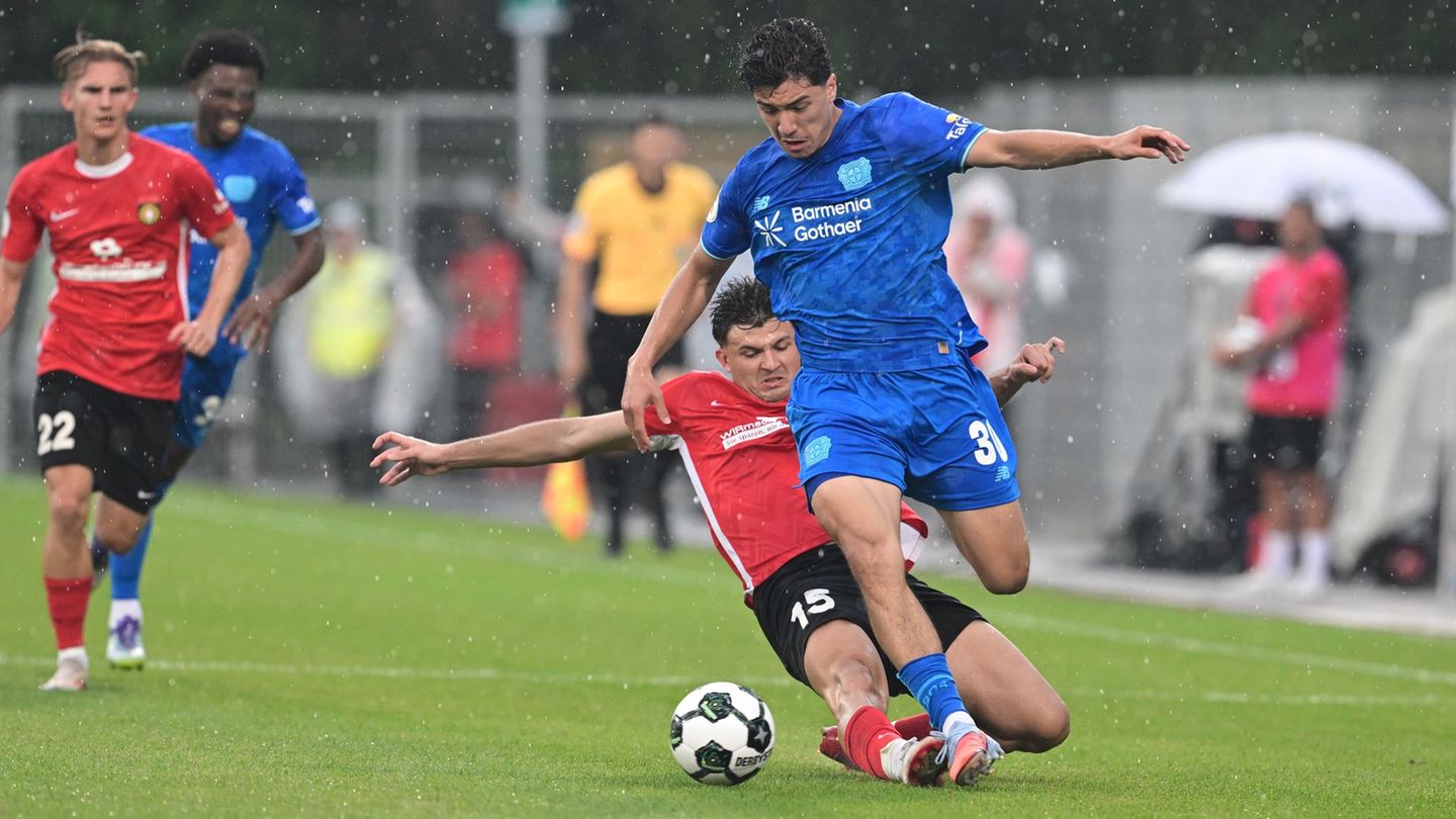 Schon in der Anfangsphase im DFB-Pokalspiel zwischen Großaspach und Leverkusen regnete es ordentlich