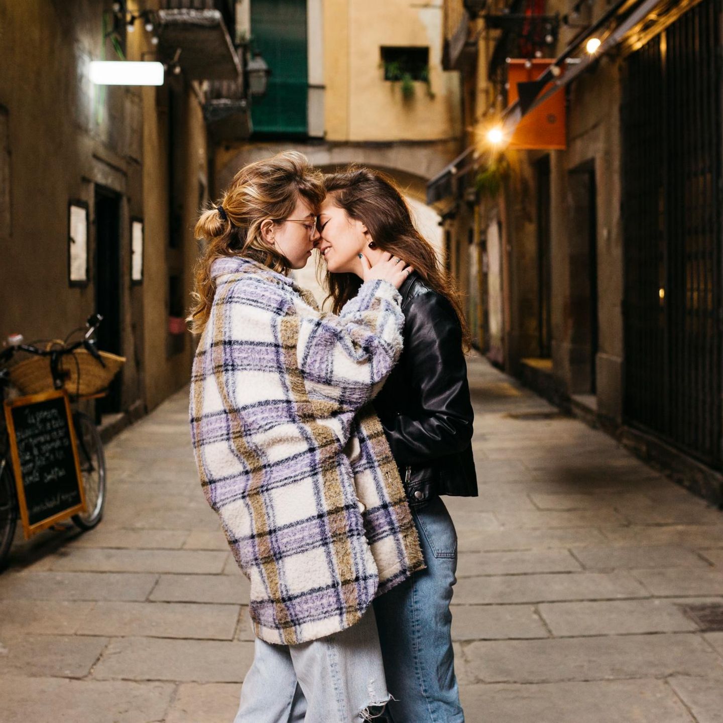 Zwei Frauen küssen sich