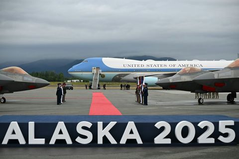 Die Präsidentenmaschine Air Force One auf der Militärbasis in Anchorage