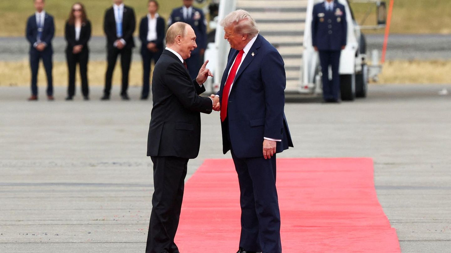 Der erste Kontakt: Wladimir Putin und Donald Trump treffen sich auf dem Rollfeld für einen ersten Handshake