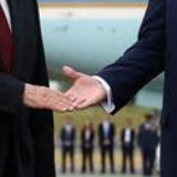 Ein Bild für die Geschichtsbücher und so, wie es sich Trump und Putin wünschten. Das offizielle Auftaktfoto des Gipfels in Alaska, mit einem kleinen Punktsieg für Trump: Im Hintergrund ist die Air Force One platziert