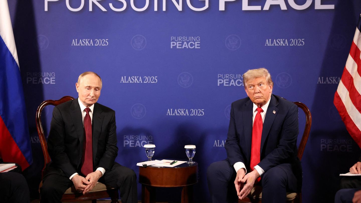 Skeptische Blicke: Putin und Trump beim offiziellen Fotoshooting vor Beginn des Gipfels. Ob es mit dem angestrebten Frieden klappt, den der Hintergrund ("Pursuing Peace") verspricht?