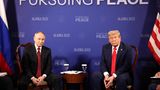 Skeptische Blicke: Putin und Trump beim offiziellen Fotoshooting vor Beginn des Gipfels. Ob es mit dem angestrebten Frieden klappt, den der Hintergrund ("Pursuing Peace") verspricht?