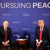 Skeptische Blicke: Putin und Trump beim offiziellen Fotoshooting vor Beginn des Gipfels. Ob es mit dem angestrebten Frieden klappt, den der Hintergrund ("Pursuing Peace") verspricht?