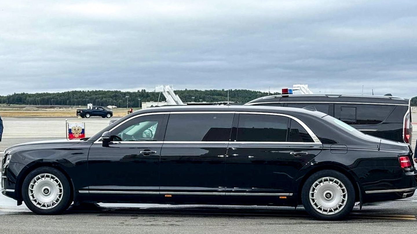 Putins eigens eingeflogene Staatskarosse bleibt zunächst ungenutzt – stattdessen steigt er zu Donald Trump in den Wagen