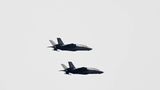 Geht's um Show oder Sicherheit? Vielleicht auch um beides. F35-Bomber über dem Verhandlungsort