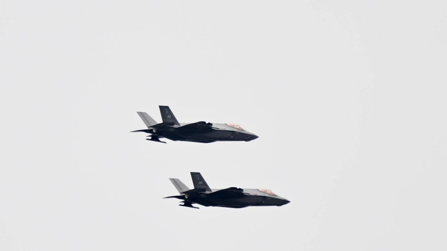 Geht's um Show oder Sicherheit? Vielleicht auch um beides. F35-Bomber über dem Verhandlungsort