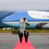 Roter Teppich für einen mit Haftbefehl gesuchten Despoten und einen verurteilten Straftäter