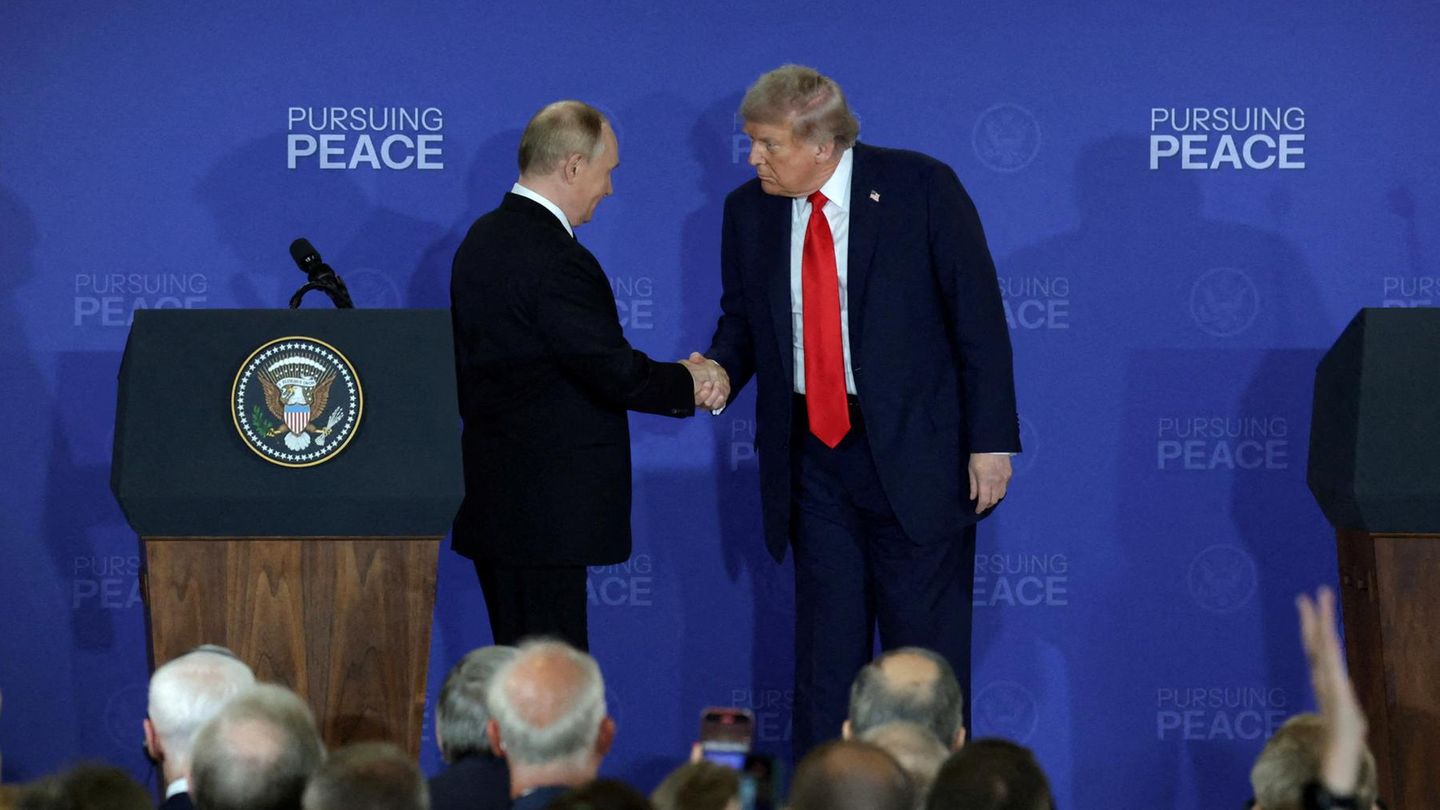 Hand drauf: Die Pressekonferenz von Wladimir Putin und Donald Trump bringt zunächst nur wenige Erkenntnisse. Der Gipfel endet mit vielen offen Fragen. Er werde nun die Nato-Partner informieren, so Trump