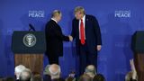 Hand drauf: Die Pressekonferenz von Wladimir Putin und Donald Trump bringt zunächst nur wenige Erkenntnisse. Der Gipfel endet mit vielen offen Fragen. Er werde nun die Nato-Partner informieren, so Trump