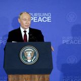 Ungewöhnlich: Gast Wladimir Putin darf bei der Pressekonferenz beginnen. Die Gespräche seien konstruktiv und respektvoll gewesen, hebt er hervor