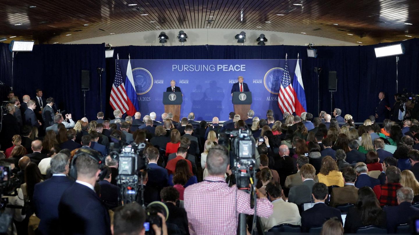 Vor Beginn der Pressekonferenz ist die Spannung groß
