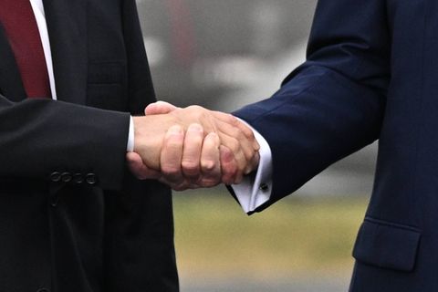 Es kommt zum Handshake der Mächte