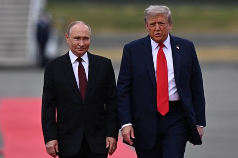 Wladimir Putin (l.) und Donald Trump treffen sich auf der Militärbasis Elmendorf-Richardson in Anchorage, Alaska