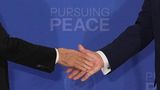 Elmendorf-Richardson, USA. Ein historischer Handschlag ohne nachhaltigen Frieden: Während Putin und Trump wieder heimfliegen, geht der Bombenhagel in der Ukraine weiter. Der groß angekündigte Friedensdeal blieb aus. Der Triumph gebührt Putin, der sich unbeschadet wieder der Weltöffentlichkeit zeigen kann