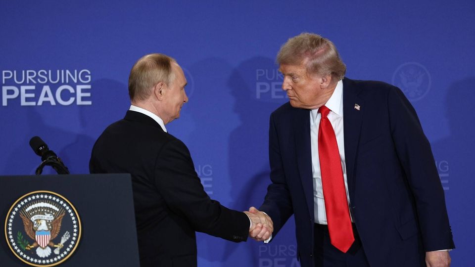 Putin und Trump geben sich die Hand
