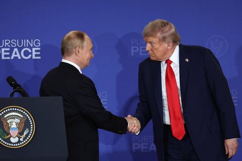Putin und Trump geben sich die Hand