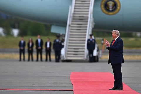 Donald Trump applaudiert dem eintreffenden Wladimir Putin