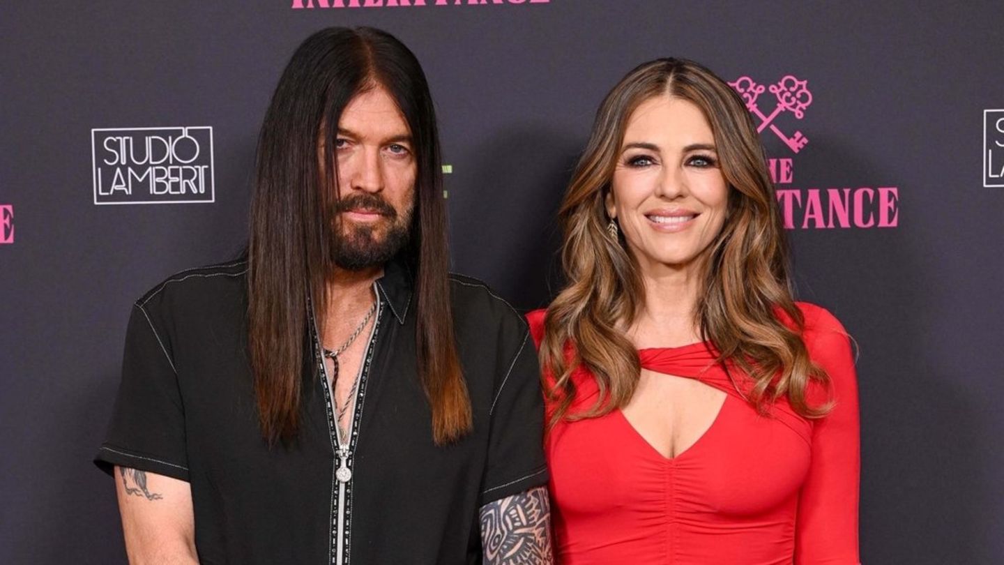 Billy Ray Cyrus: guitar lessons for Elizabeth Hurley