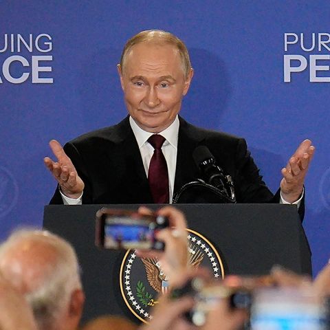 Putin gestikuliert auf der Pressekonferenz