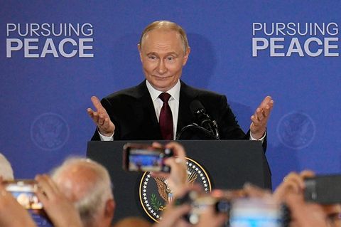 Putin gestikuliert auf der Pressekonferenz
