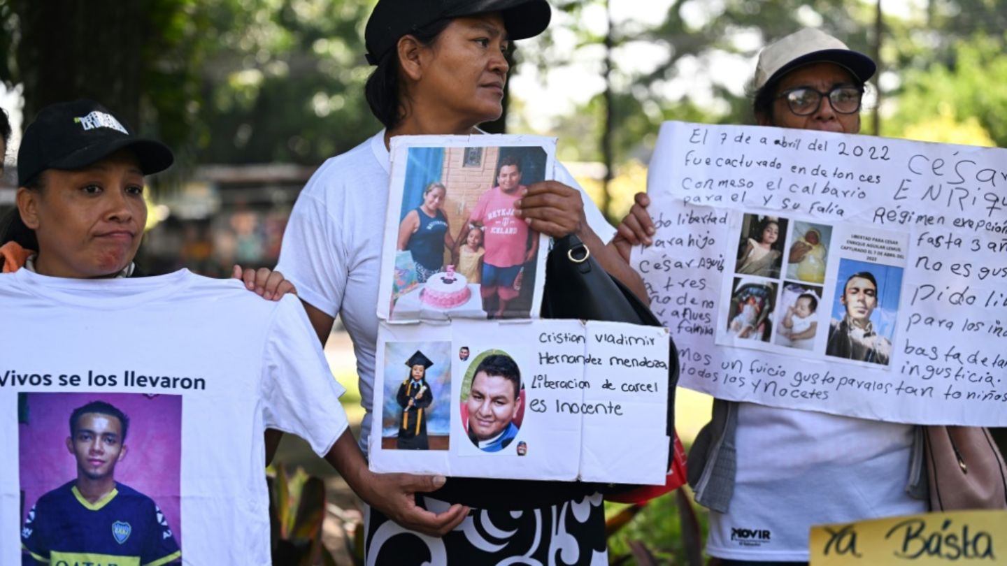 Demonstranten in San Salvador