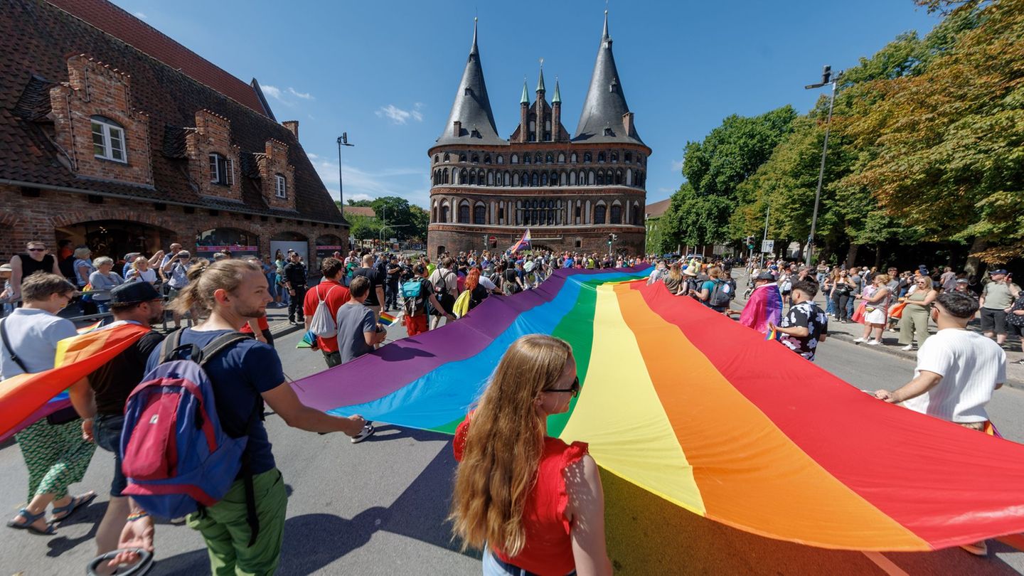 Bunte-Parade-im-Norden-Gro-er-Andrang-zur-Pride-Parade-in-L-beck