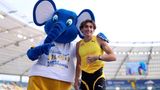 Chorzow, Polen. Armand Duplantis vom schwedischen Team posiert für ein Foto mit dem Maskottchen der sogenannten Diamond-League. Er gewann zuvor das Finale im Stabhochsprung der Männer im Silesian-Stadion der südpolnischen Stadt