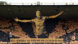 Wolverhampton, England. Fans der Wolverhampton Wanderers würdigen den tödlich verunglückten Ex-Spieler Diogo Jota und seinen Bruder Andre Silva mit den Worten "Wir werden uns an euch erinnern, wenn ihr durch goldene Felder geht" und spielen damit auf Jotas Lieblingslied "Fields of Gold" von Sting an