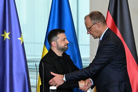Merz (r.) mit Selenskyj beim Treffen in Berlin am Mittwoch
