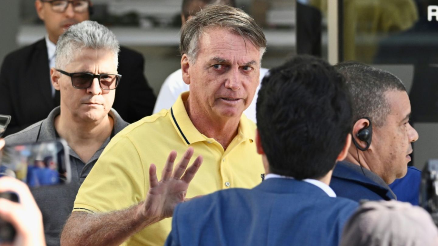Brasiliens-Ex-Pr-sident-Bolsonaro-verl-sst-Hausarrest-f-r-medizinische-Untersuchungen
