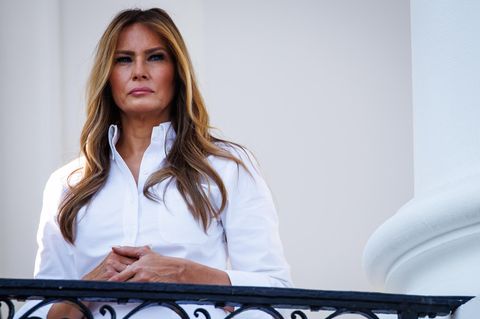 Melania Trump in einer weißen Bluse