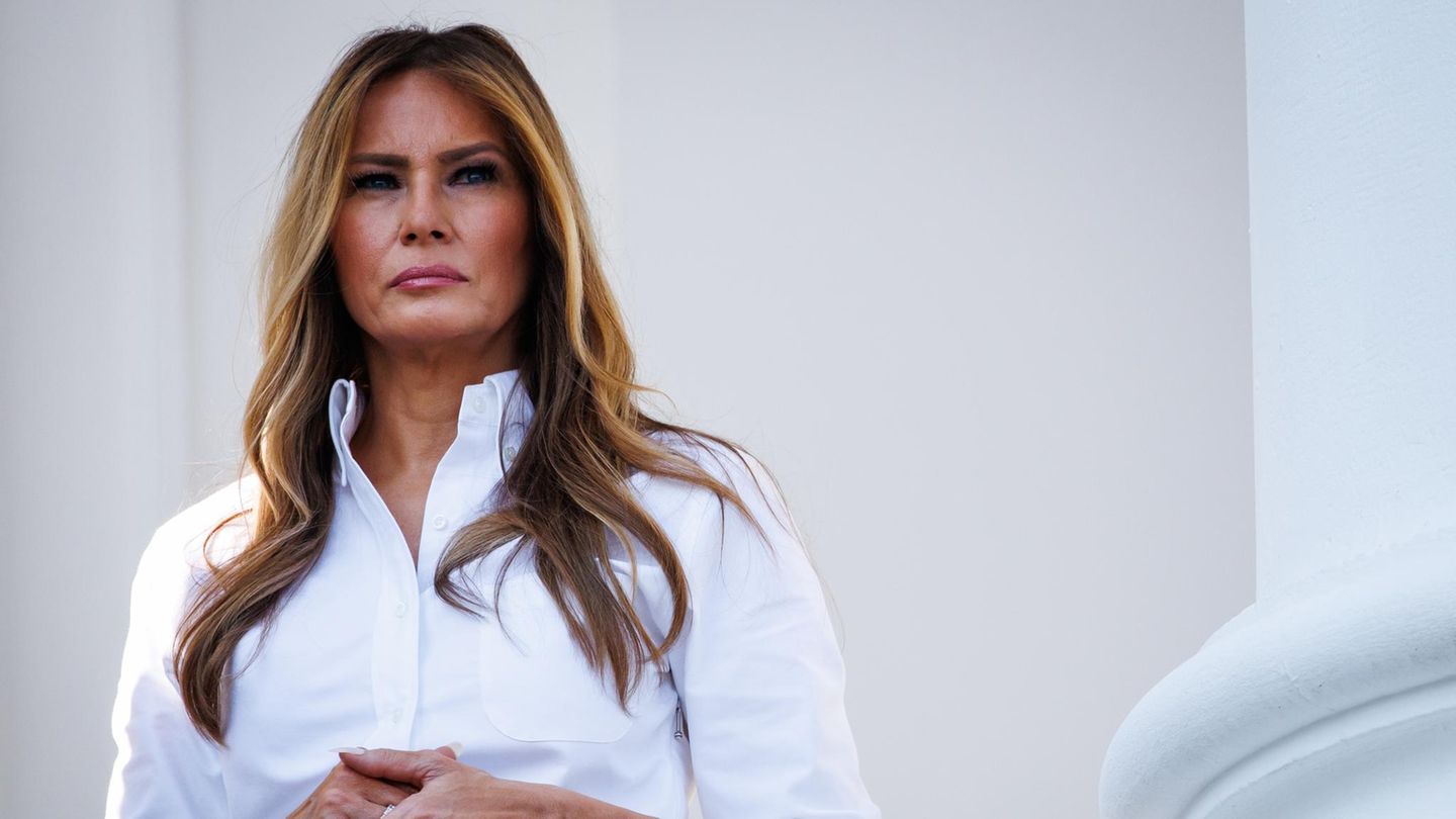 Trump hands Putin “Friedensbrief” from First Lady
