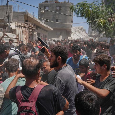 Menschen im Gazastreifen rangeln um humanitäre Hilfsgüter