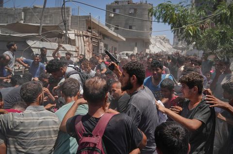 Menschen im Gazastreifen rangeln um humanitäre Hilfsgüter