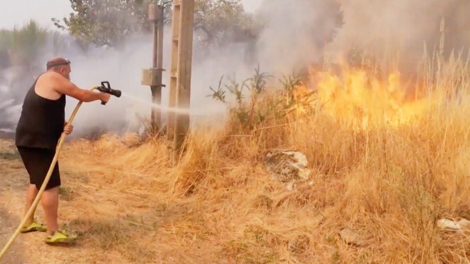 Heftige Waldbrände in Spanien: Anwohner kämpfen mit Schläuchen gegen "Inferno"