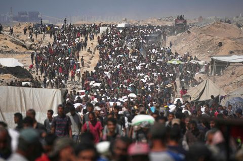 Palästinenser tragen Hilfsgüter im Gazastreifen