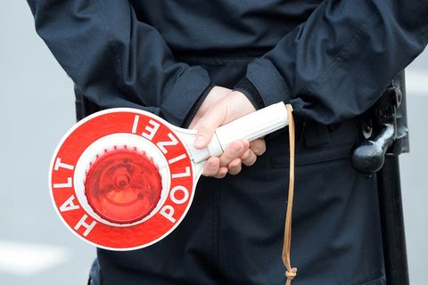 Polizist mit Stopp-Kelle