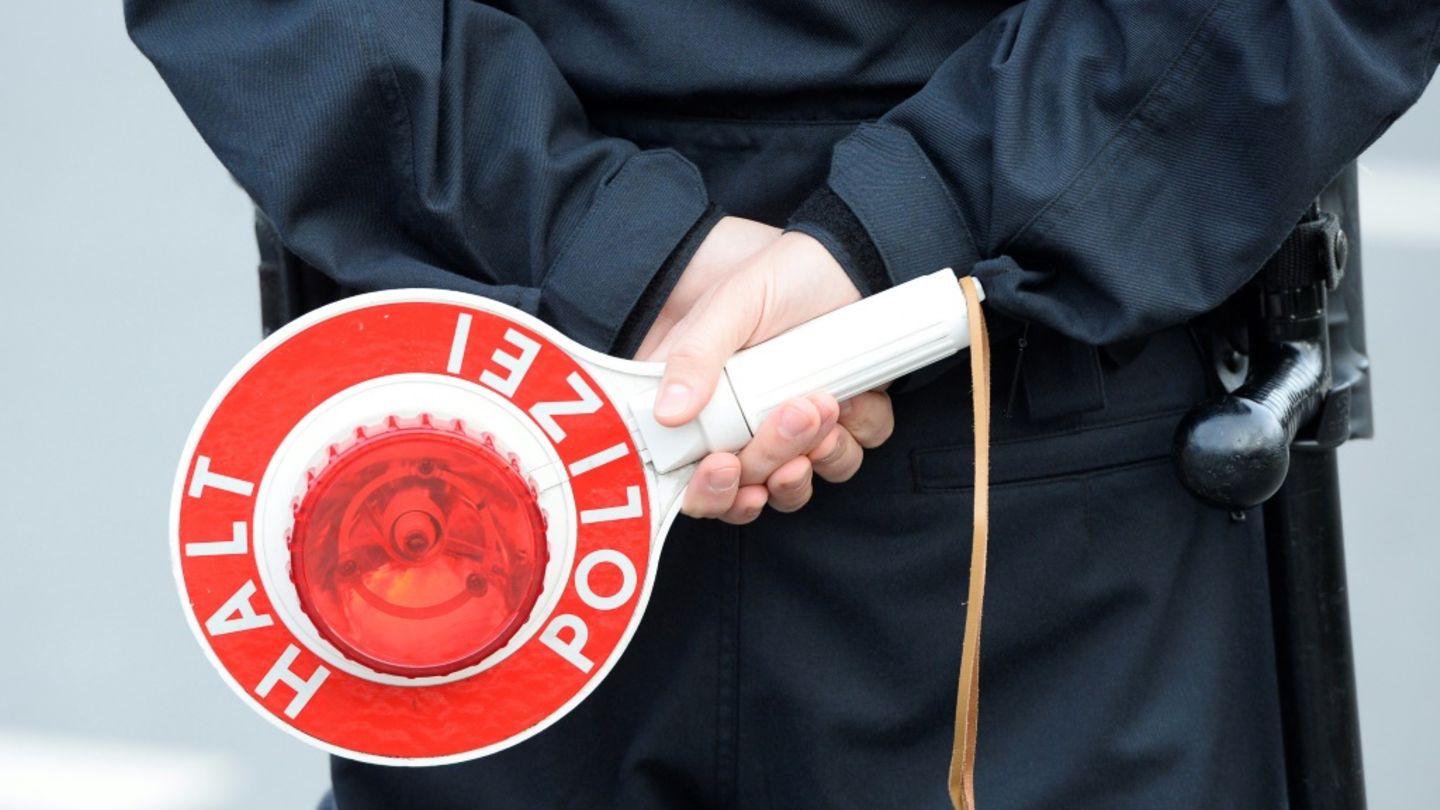 Polizist mit Stopp-Kelle