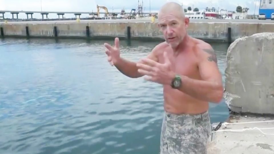 Verblüffender Trick von US-Marine: Wie Sie sich selbst vor dem Ertrinken retten Verblüffender Trick von US-Marine: Wie Sie sich selbst vor dem Ertrinken retten