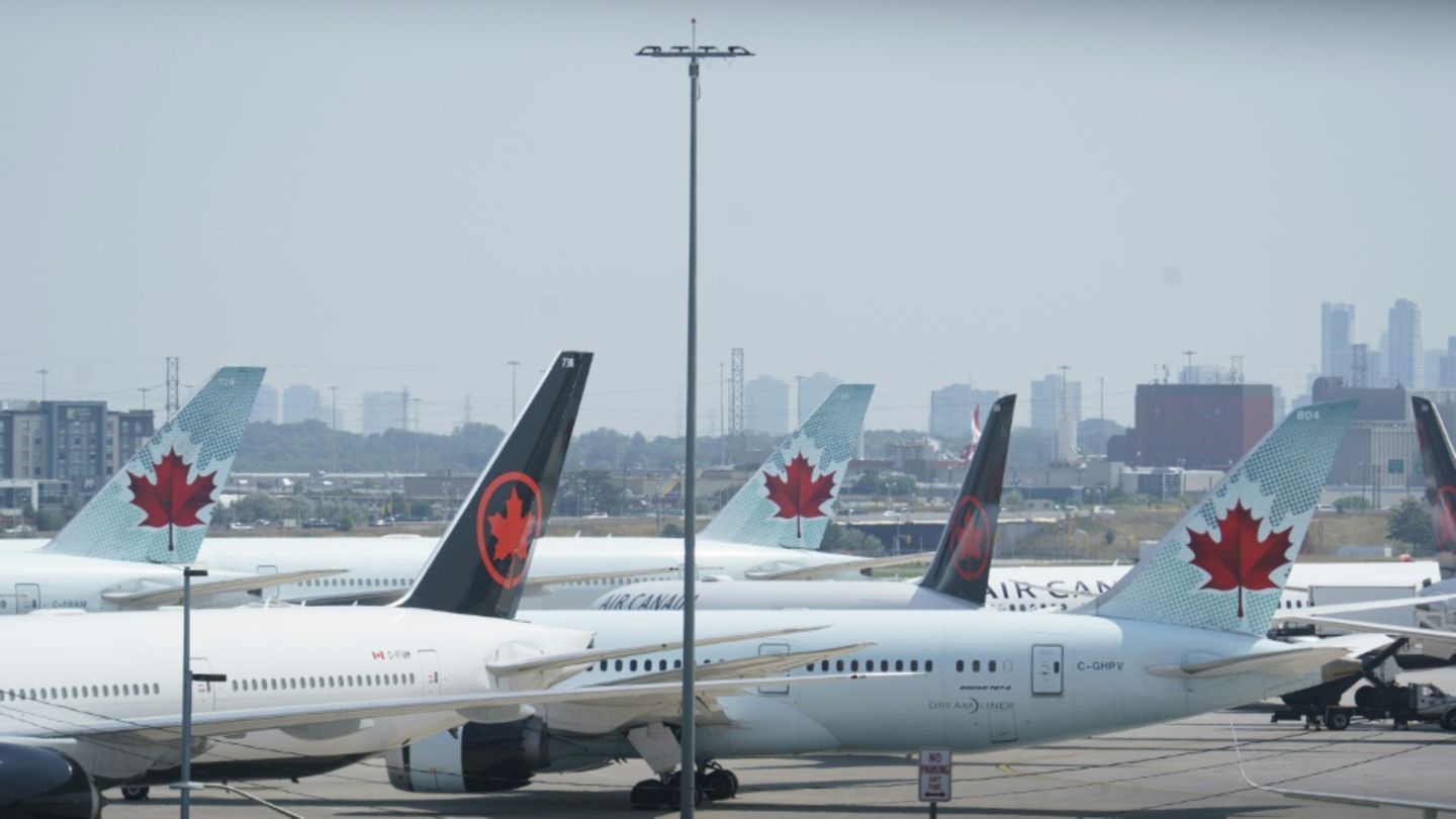 Flugzeuge von Air Canada am Flughafen in Toronto