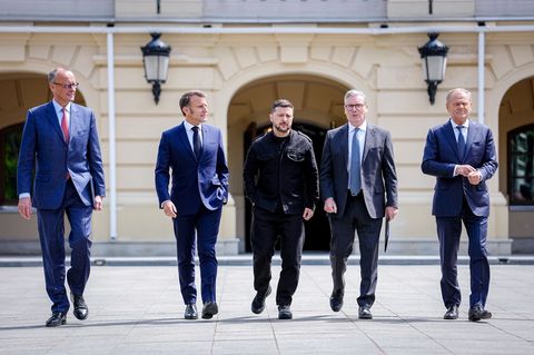Seite an Seite: Wolodymyr Selenskyj (M) umringt von europäischen Staatschefs