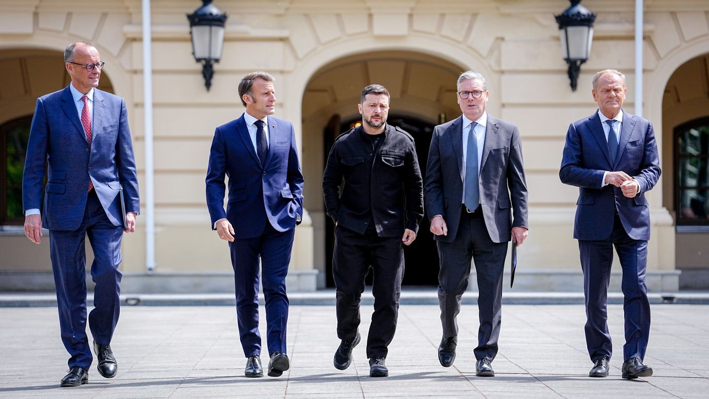 Seite an Seite: Wolodymyr Selenskyj (M) umringt von europäischen Staatschefs