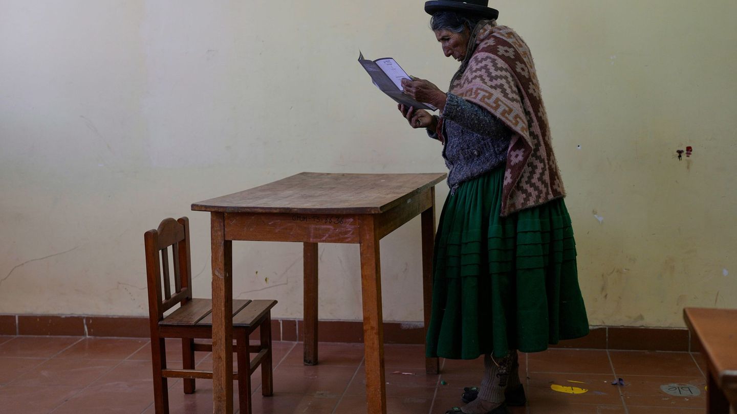 Presidential election: Bolivia: Squal election between two opposition candidates