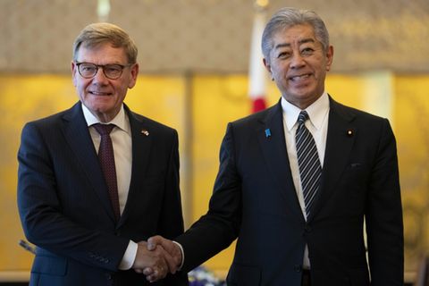 Wadephul (l.) und Iwaya in Tokio