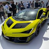 Traditionell stellt Lamborghini auf dem Nobelevent von The Quail seine neuen Modelle vor. In diesem Jahr zog CEO Stephan Winkelmann das Tuch vom neuen Lamborghini Fenomeno, einer Kleinserie, die auf dem Supersportwagen Revuelto basiert. Der Power-Hybride holt aus der Kombination von 6,5-Liter-V12-Sauger und drei Elektromotoren imposante 1080 PS und 725 Nm heraus. Das reicht für 350 km/h Spitze und eine Beschleunigung von 0 auf Tempo 100 in 2,4 Sekunden. Die schlechte Nachricht: die gerade einmal 29 Fahrzeuge, die im kommenden Jahr produziert werden, sind allesamt bereits verkauft. Pro Stück für mehr als drei Millionen Euro
